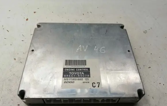 Toyota Avensis T250 Engine control unit/module 8966105C70 MB1758008682