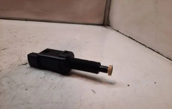 Volkswagen PASSAT B5 Brake pedal sensor switch 811907343B 811907