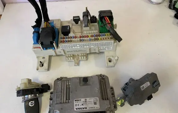 Volvo V50 Engine ECU kit and lock set 0281016590 31268178 31300585