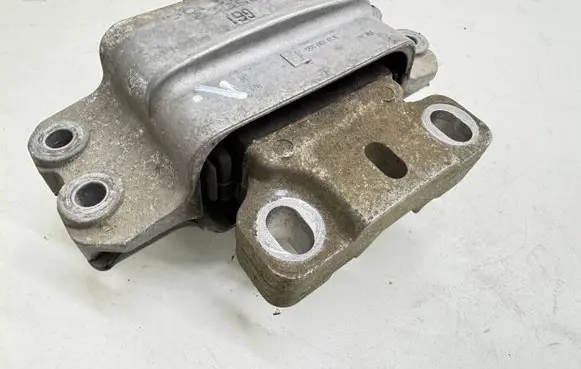 Volkswagen PASSAT B6 Engine mount bracket 3C0199555p