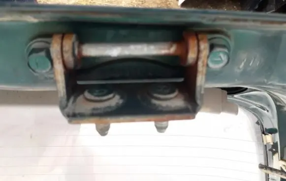 Subaru Forester SF Tailgate/trunk/boot hinge