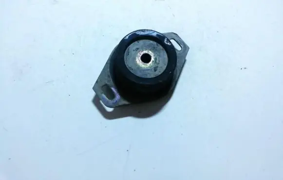 Peugeot 307 Engine mount bracket