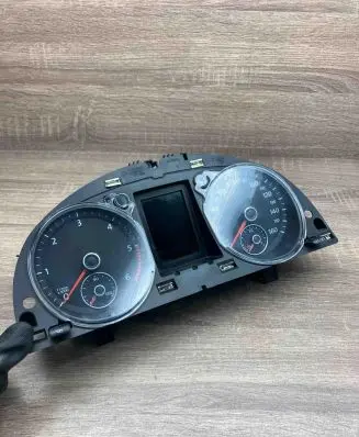 Volkswagen PASSAT B7 Speedometer (instrument cluster) 3AA920970E