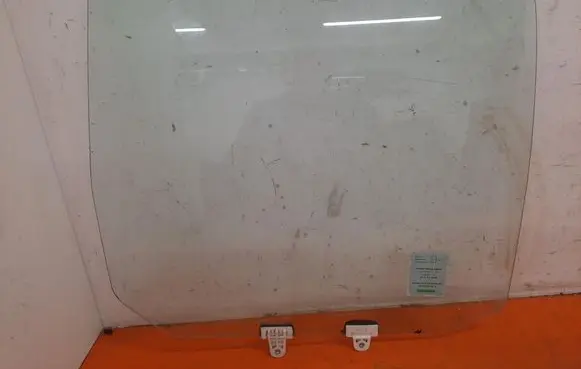 Nissan Navara D40 Rear door window glass