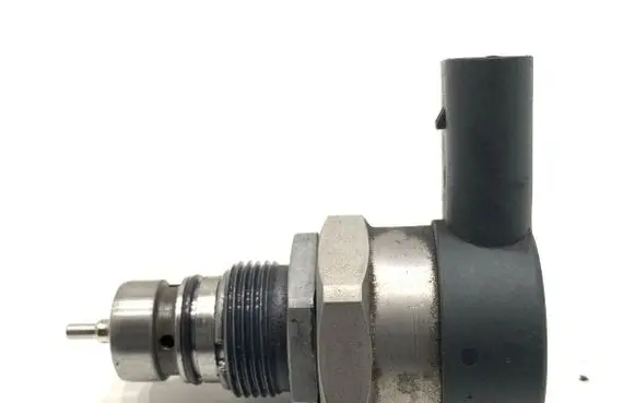 Volkswagen Tiguan Fuel pressure regulator 057130764AB