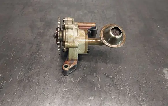 Volkswagen PASSAT B5 Oil pump 06A115121