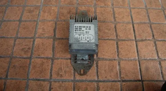 Mercedes-Benz E W210 Coolant fan relay A0255453232