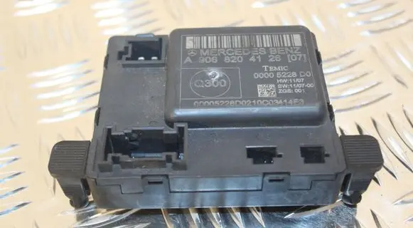 Mercedes-Benz Sprinter W906 Door control unit/module 9068204126 A9068204126