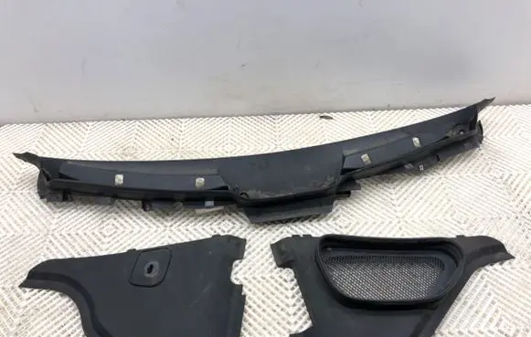 Mercedes-Benz ML W166 Wiper trim A166830028