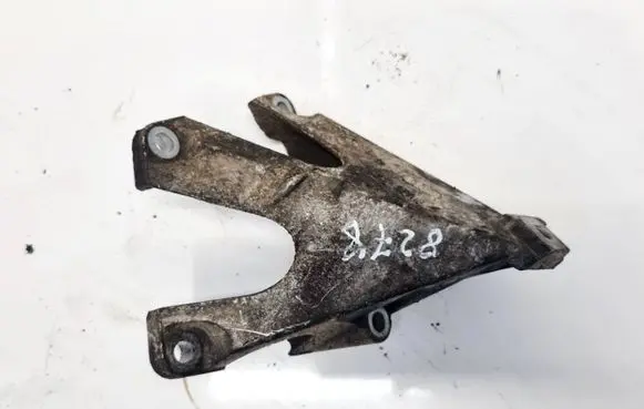 Audi A4 S4 B7 8E 8H Engine mounting bracket 8E0199307
