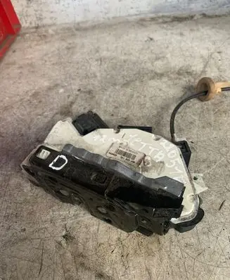 Volkswagen Jetta VI Front door lock 5k1837016c
