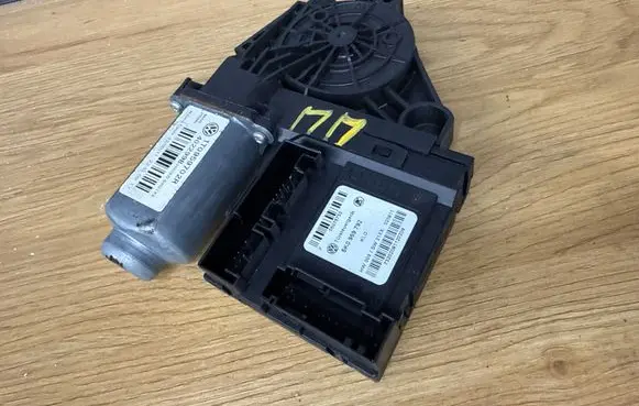 Skoda Octavia Mk2 (1Z) Front door window regulator motor 1T0959702R
