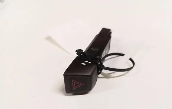 Volvo V50 Hazard light switch 8651399 04W234