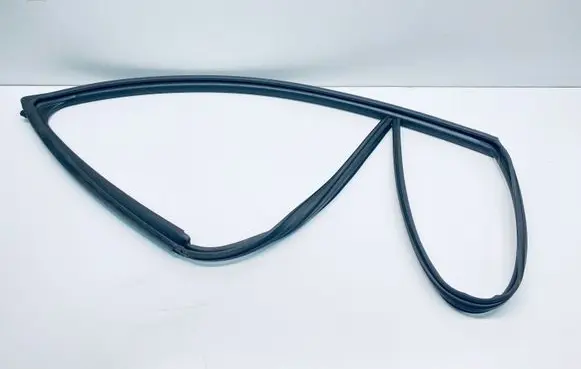 Suzuki SX4 S-Cross Rubber seal front door window/glass 8366161M01