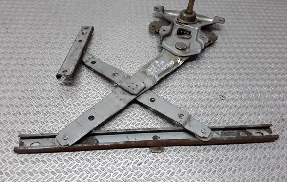 Rear door manual window regulator