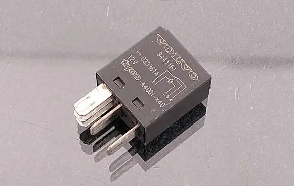 Volvo V70 Hazard warning light relay 9441161