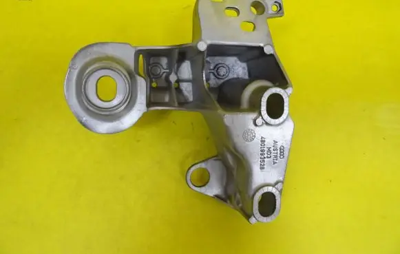Volkswagen PASSAT B5.5 Engine mounting bracket 4B0199352B