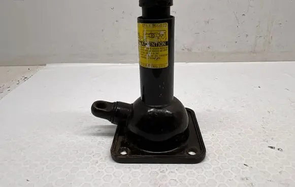 Toyota Hilux (AN10, AN20, AN30) Lift Jack