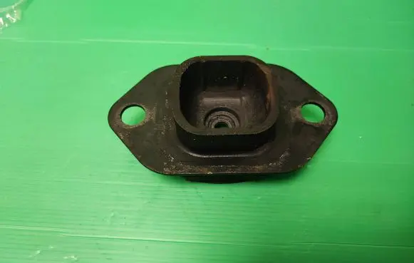 Opel Vivaro Engine mount bracket 112204BB0A