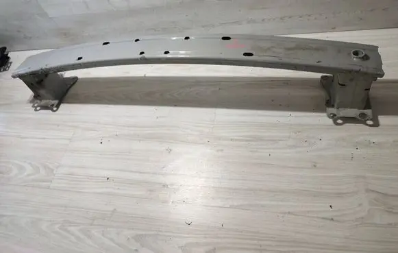 Rear bumper mounting bracket