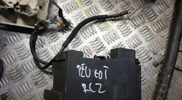 Peugeot RCZ Battery relay fuse 9677748380
