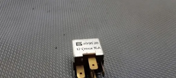 Volvo 940 Fuel pump relay 899628