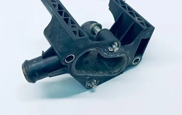 Ford Fiesta Thermostat housing 7M5G8K556AC