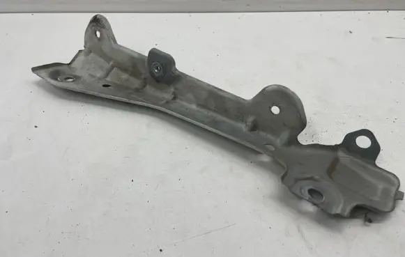 Mercedes-Benz ML W164 Fender mounting bracket A21415308