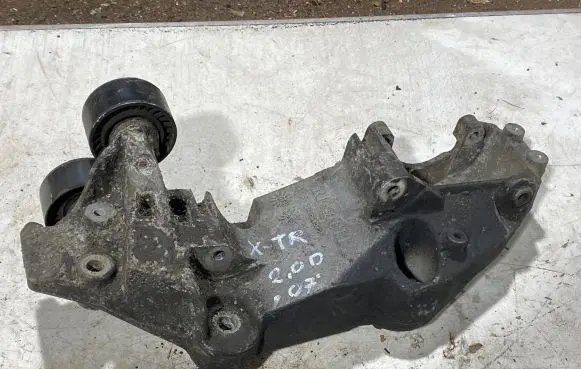 Nissan X-Trail T31 Engine mounting bracket 8200527320