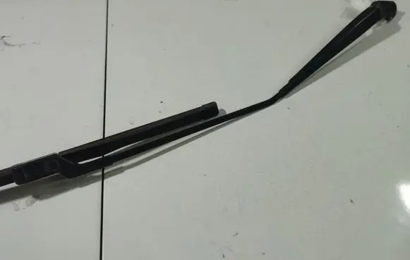 Volkswagen Polo IV 9N3 Front wiper blade arm 