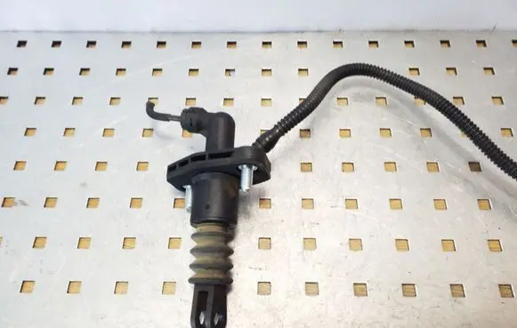 Suzuki Grand Vitara II Clutch master cylinder 2381054J00