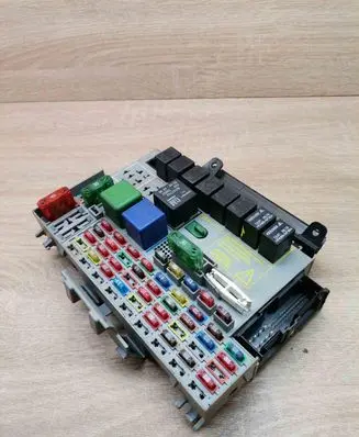 Opel Zafira A Fuse module 24412497