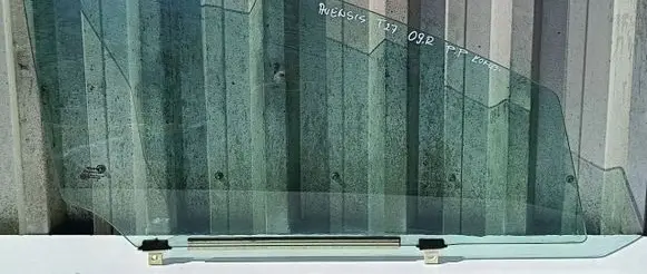 Toyota Avensis T270 Sliding door window/glass 