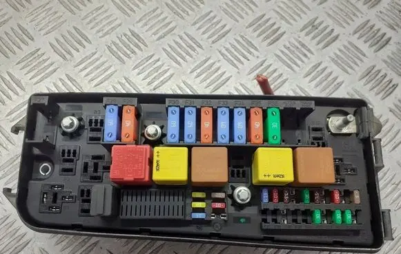 Opel Vectra C Fuse box cover 13241892