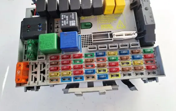 Opel Zafira A Fuse box set 24431677 24412497