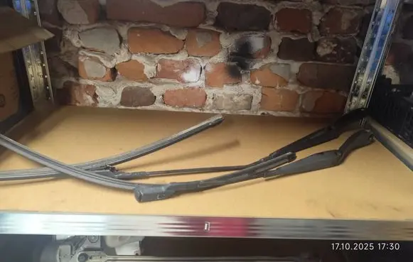 Front wiper blade arm