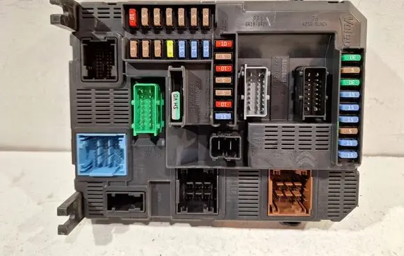 Peugeot 308 Fuse module 9807054180