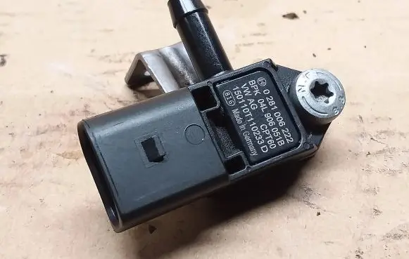Audi Q3 8U Exhaust gas pressure sensor 0281006222 04L906051B