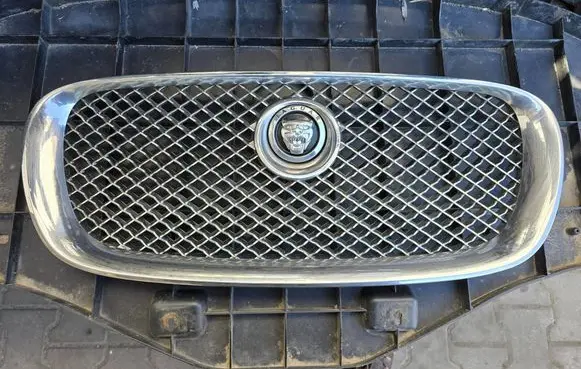 Jaguar XF X250 Front grill 8X238A100AE