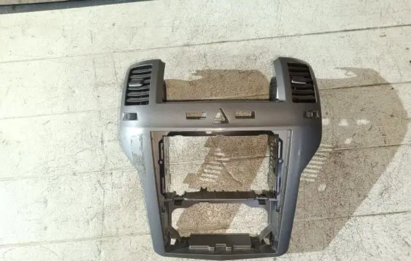 Radio/GPS head unit trim