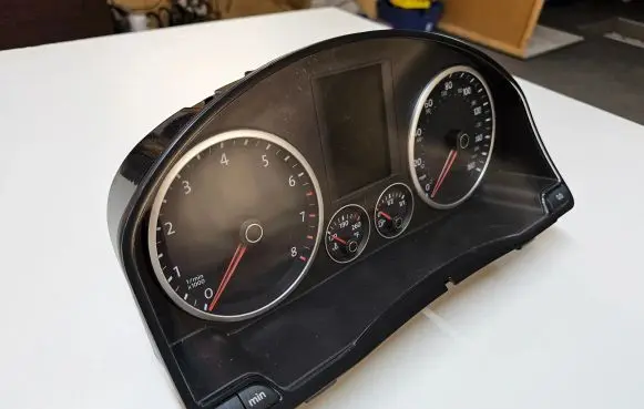 Volkswagen Tiguan Speedometer (instrument cluster) 5N0920970E