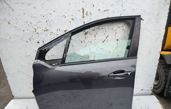 Peugeot 208 I Front door 