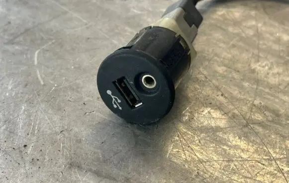 Nissan Juke I F15 USB socket connector 