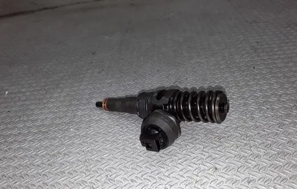 Volkswagen Golf V Fuel injector 038130073AG