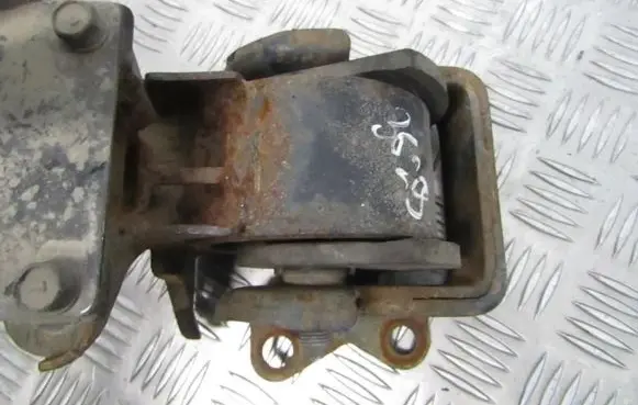 Hyundai Trajet Engine mount bracket