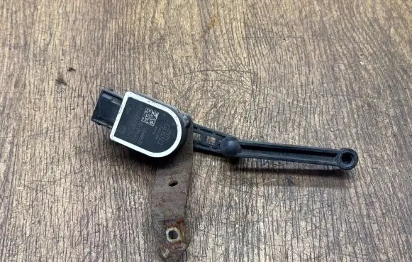 Headlight/headlamp level sensor