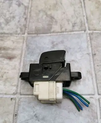 Nissan Almera Tino Electric window control switch 2821Z