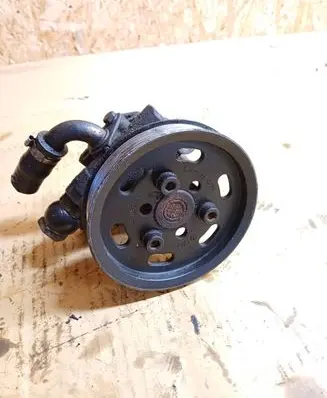 Volkswagen PASSAT B5.5 Power steering pump 8D0145177