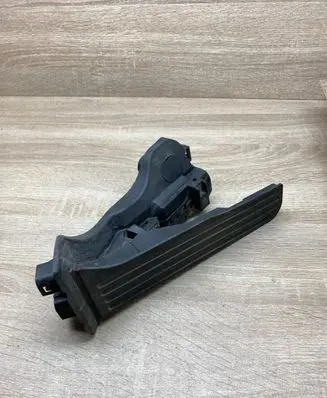 Volkswagen Golf V Accelerator throttle pedal 1K1721503P