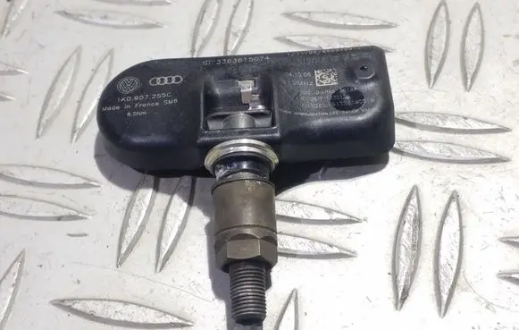 Audi A3 S3 8P Tire pressure sensor 1K0907255C S122215001B M269BK1